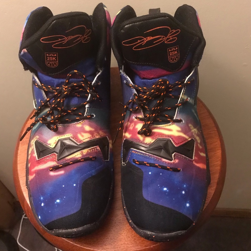 Men’s Air Fashion Size 10.5 Athletic Basketball Shoes Multi Color Design Used